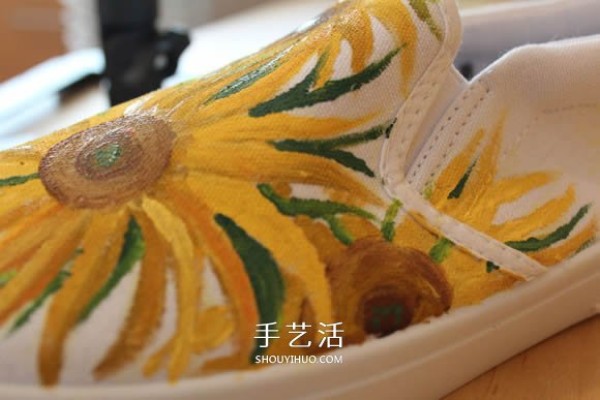 Tutorial on how to draw canvas shoes, draw Van Goghs sunflowers on the shoes