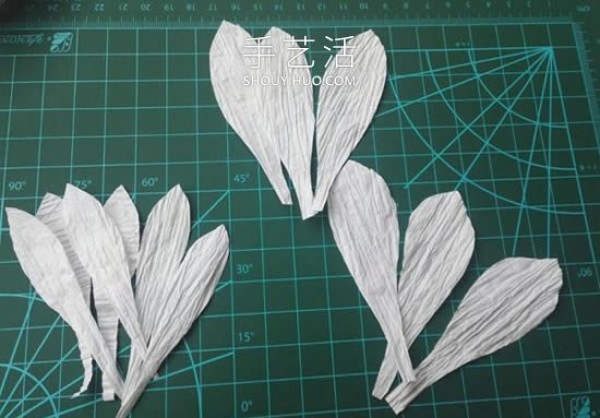 Illustrated tutorial on how to make your own fresh and beautiful paper vine lilies