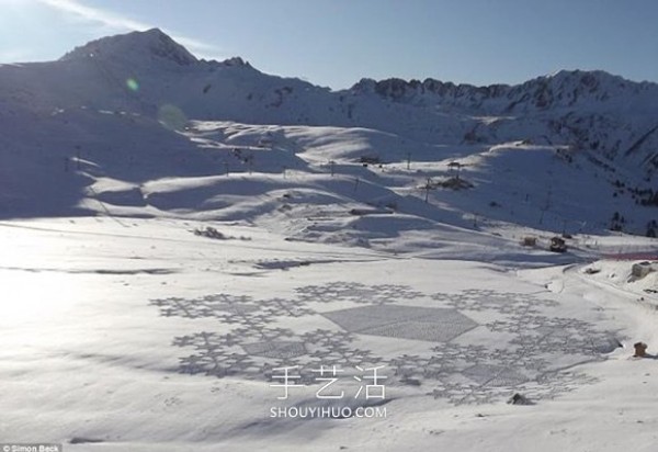 Snowflakes are falling on the ground? French artist creates winter "snow painting"