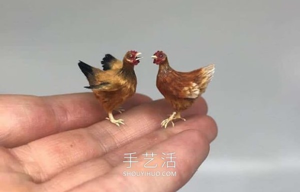 Super realistic miniature animal statues that fit on your fingertips! 