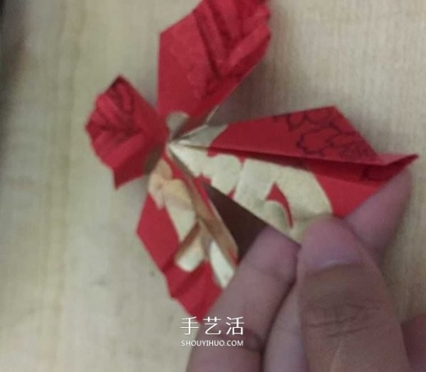 A simple origami maple leaf tutorial with red envelope and maple leaf folding instructions