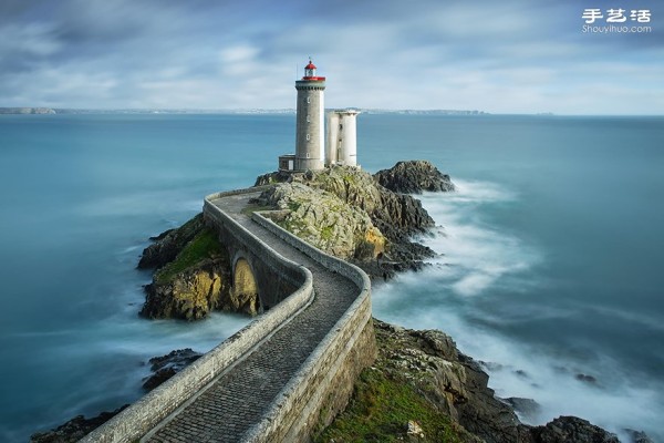 Photo album of lonely and magnificent lighthouses around the world