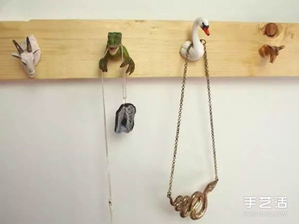 Use childrens tired of animal toys to DIY to make interesting hooks