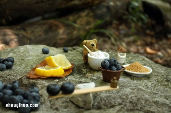 The cute little bear teaches you how to make handmade blueberry jam, its so healing! 