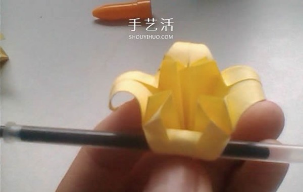 Illustrated process of origami using three-dimensional lilies for weddings