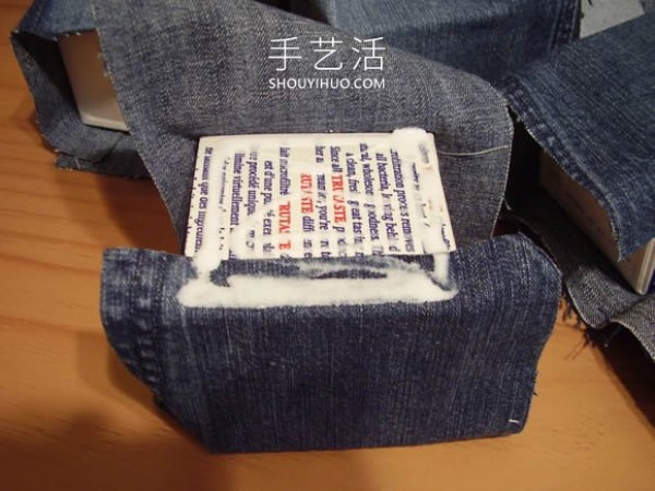 Old jeans are transformed into a multifunctional storage cabinet with drawers and side pockets! 