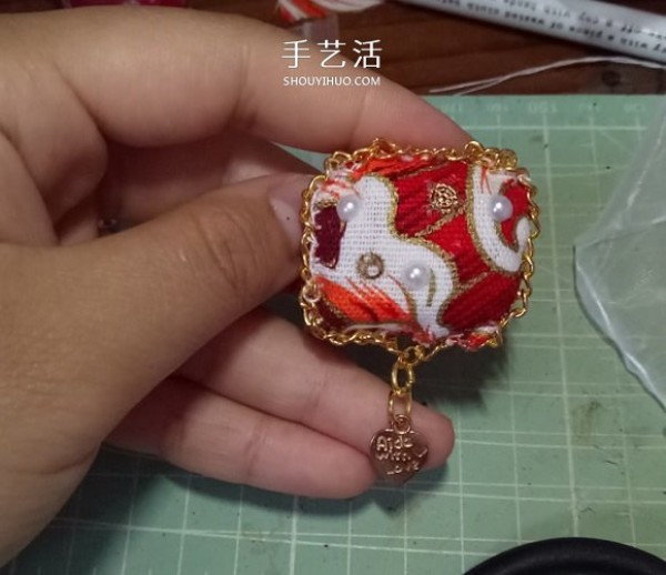 Chou Chou will show you how to make beautiful doll clothes by hand