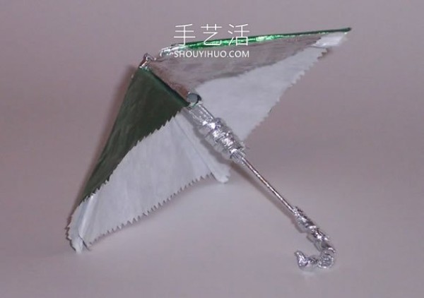 Illustration of how to use chewing gum wrapper waste to make homemade small umbrellas