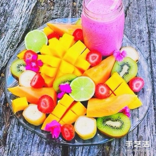 Simple and casual fruit platter pictures make your mouth water.