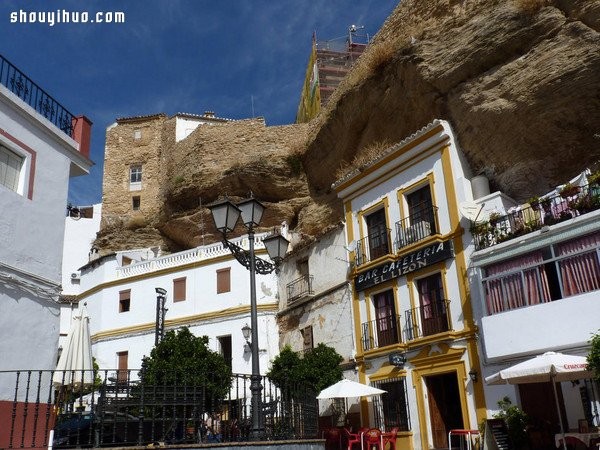 Spanish Stone Town, you will feel as if you are overwhelmed by Mount Tai as soon as you step out! 