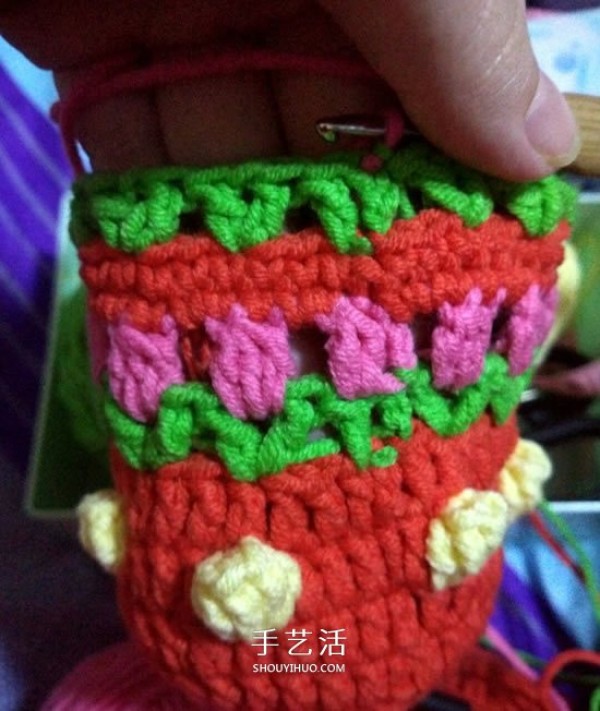 Insulation and anti-scalding! Illustration of knitting rose wool cup sleeves in winter