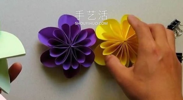 An illustrated tutorial on how to make a simple star flower ball origami