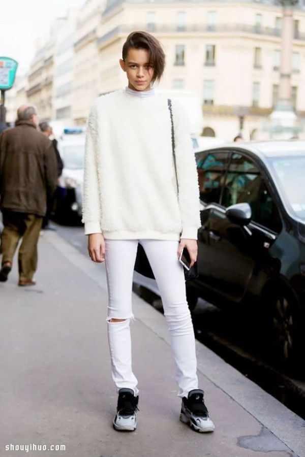 Breaking away the haze of winter: Girls wearing all white in autumn and winter