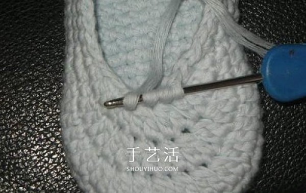 Illustration of how to knit baby warm woolen shoes by hand-knitting baby shoes