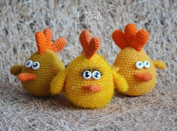 The crochet method of a plush chicken doll illustrates how to crochet a cute chick