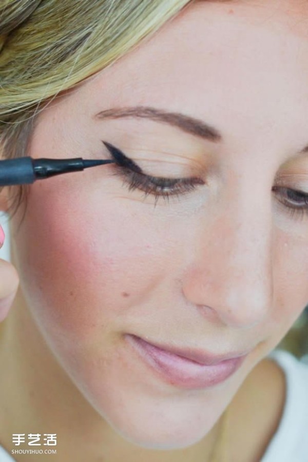 Illustrations of how to draw perfect cat-eye eyeliner for beginners