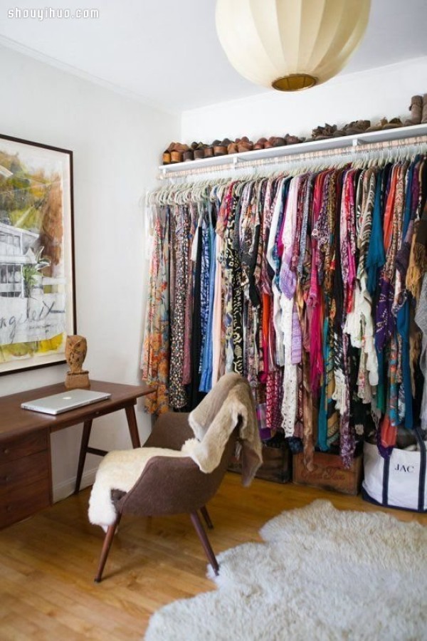 Open wardrobe: save space and give the room a wider view