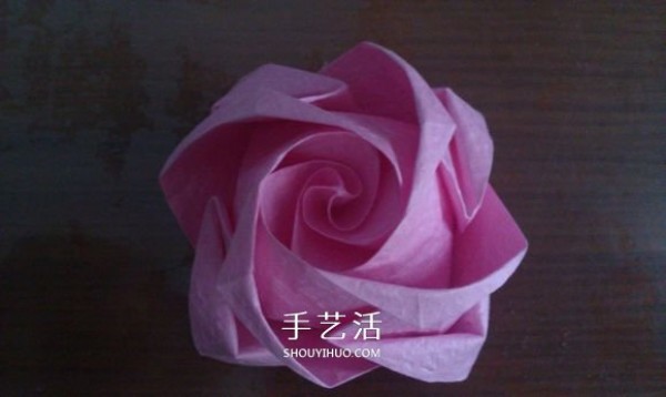 The folding method of the rolled-up rosette includes the experience of plastic surgery