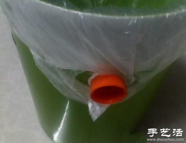 Environmentally friendly DIY trash can can be covered with plastic bags of various sizes