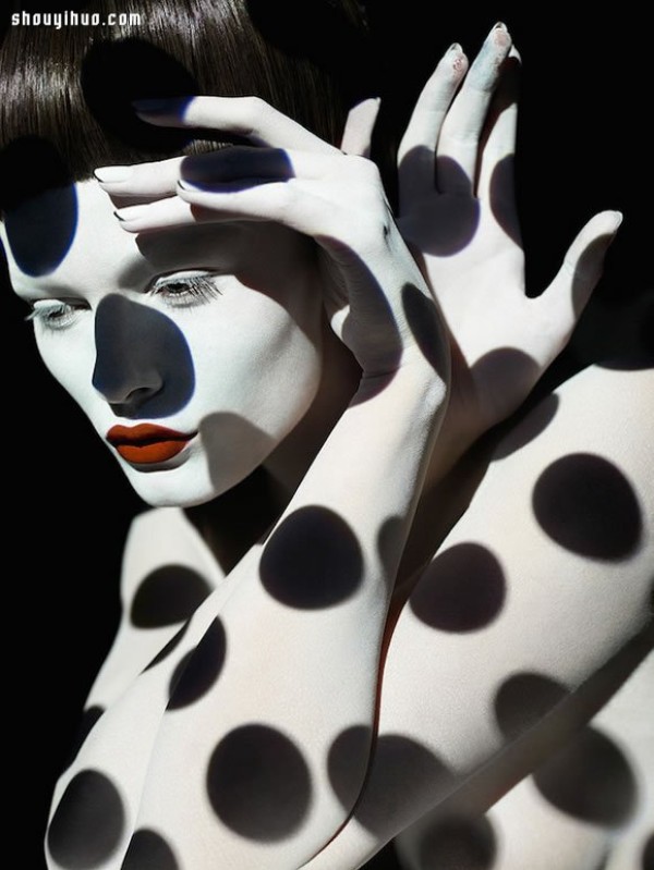 Light and shadow create the most fashionable dots and stripes