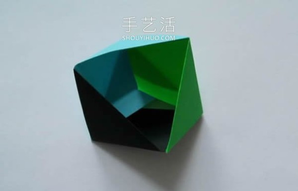 Illustrated tutorial on how to fold an origami triangular storage box using three pieces of paper