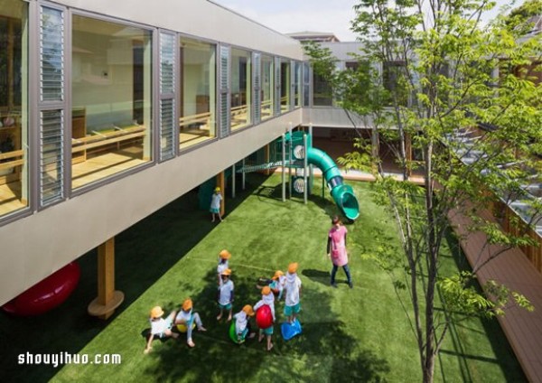 Kindergarten with a turf square, let the children run and jump to their hearts content! 