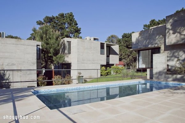 Forest villa design created by combining concrete and glass materials