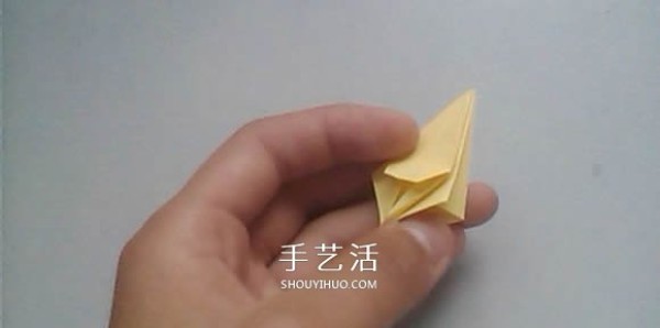 Illustrated process of origami using three-dimensional lilies for weddings