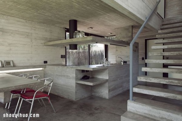 Forest villa design created by combining concrete and glass materials