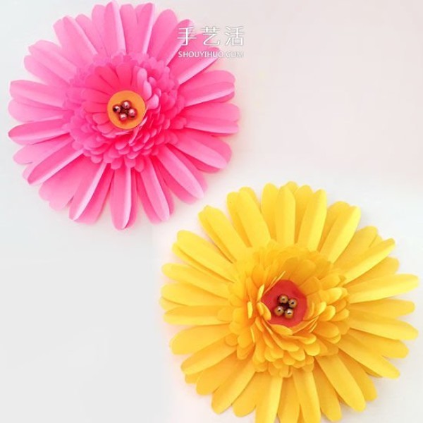 Illustrations of beautiful three-dimensional daisies made from colored paper