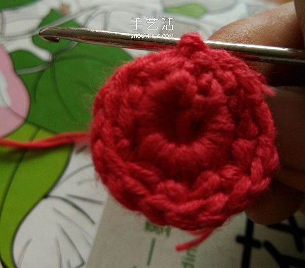 Crocheting illustrations of small woolen flowers and knitting tutorials of six-petaled flowers