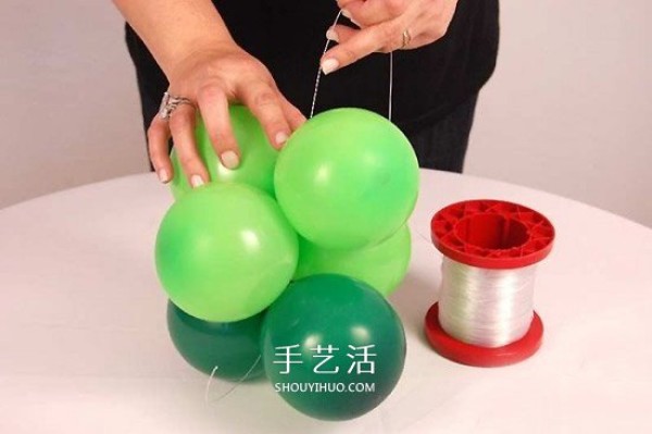 Handmade balloon-shaped tree for Arbor Day" border="0" width ="550" height="366" src="https://img.111diy.com/timthumb.php?src=/d/file/20220110/tvkawiinh3w.jpg" /></p>
<p>In addition to green balloons, prepare light green balloons. </p>
<p align="center"><img alt="Hand-made balloon-shaped tree. Use balloons to make a big tree for Arbor Day."  alt=