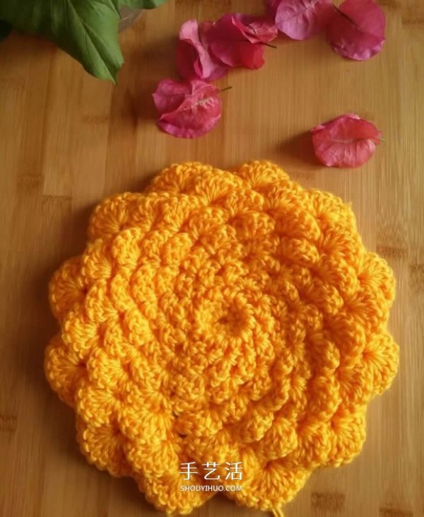 Illustration of the method of hand-crocheting single-color flower cushion/coaster