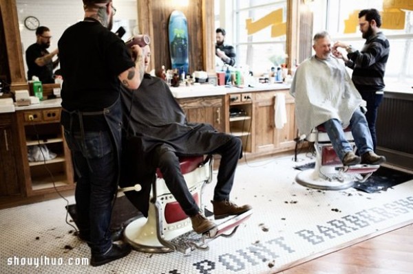 American barber shop decoration design and layout with a strong retro style