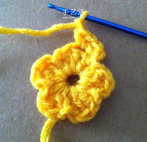 Hand-crocheted five-pointed star flower with two layers of two-color five-petal flowers