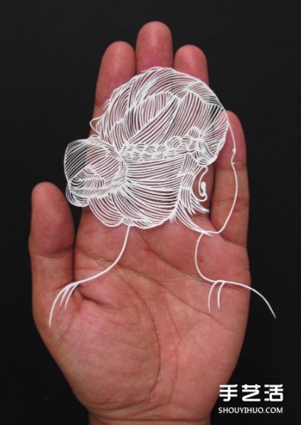 The art of paper-cutting is so exquisite that even feathers can appear on the paper