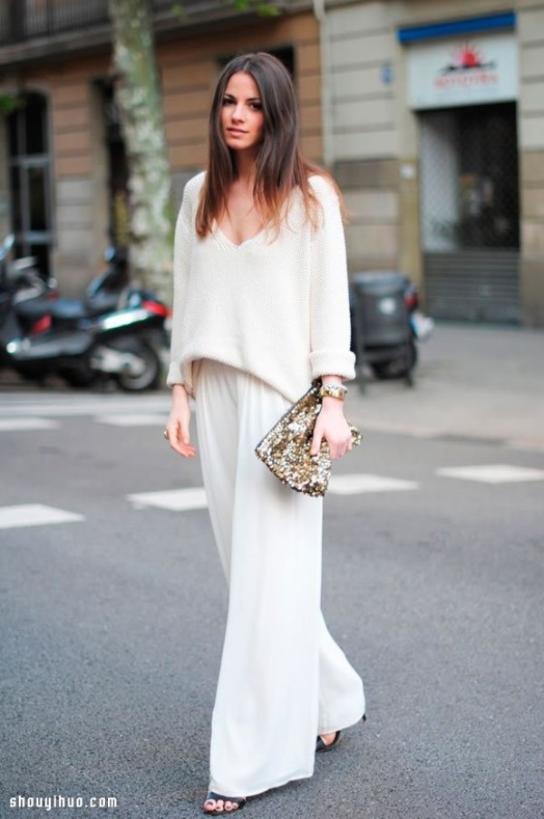 Breaking away the haze of winter: Girls wearing all white in autumn and winter