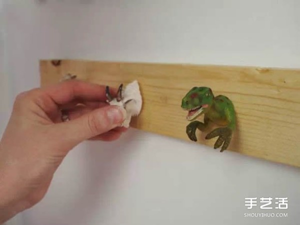 Use the animals that the children are tired of playing withToy DIY to make interesting hooks