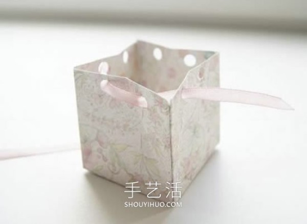 The folding and unfolding drawing of a beautiful homemade wedding candy box