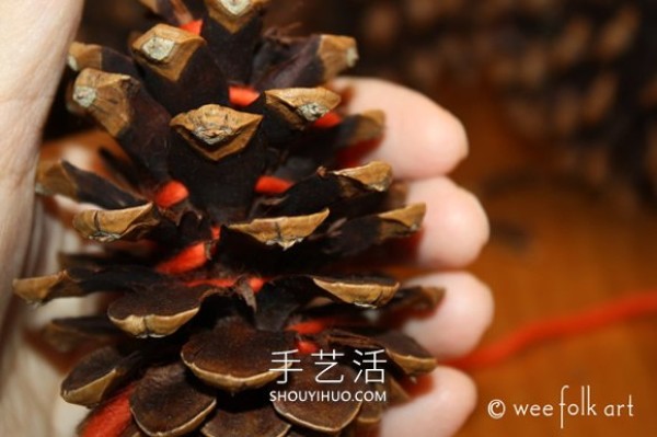 How to make super simple autumn decorations by wrapping yarn around pine cones