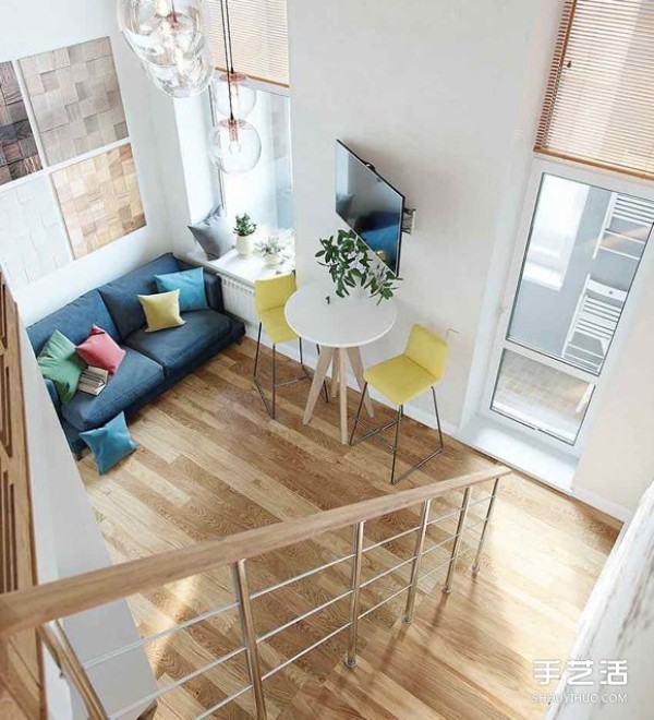 The high ceiling space is so wide and the decoration of the small apartment in the middle floor of Moscow