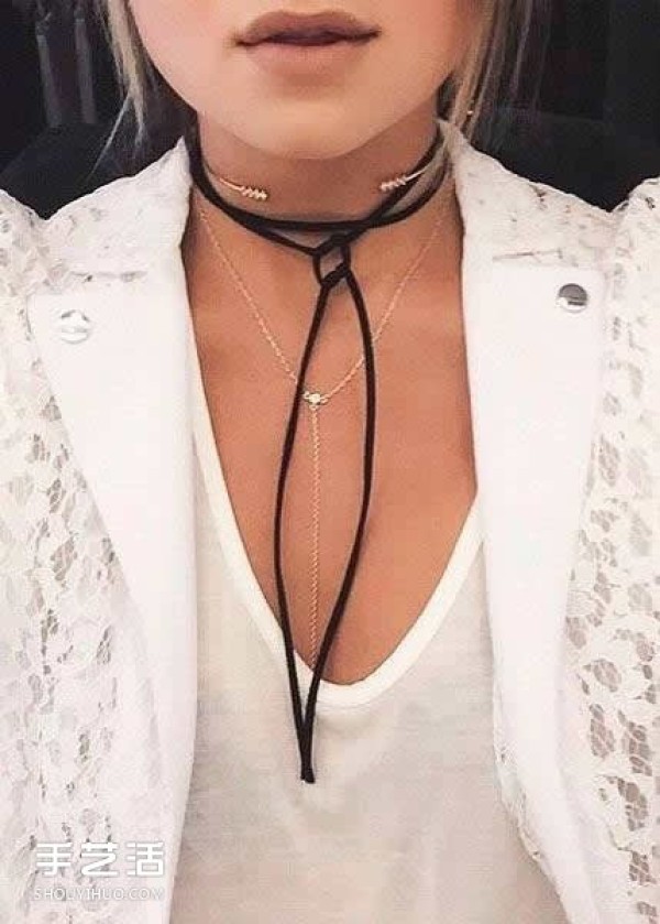 Delicate and simple DIY strap necklace can easily exude femininity