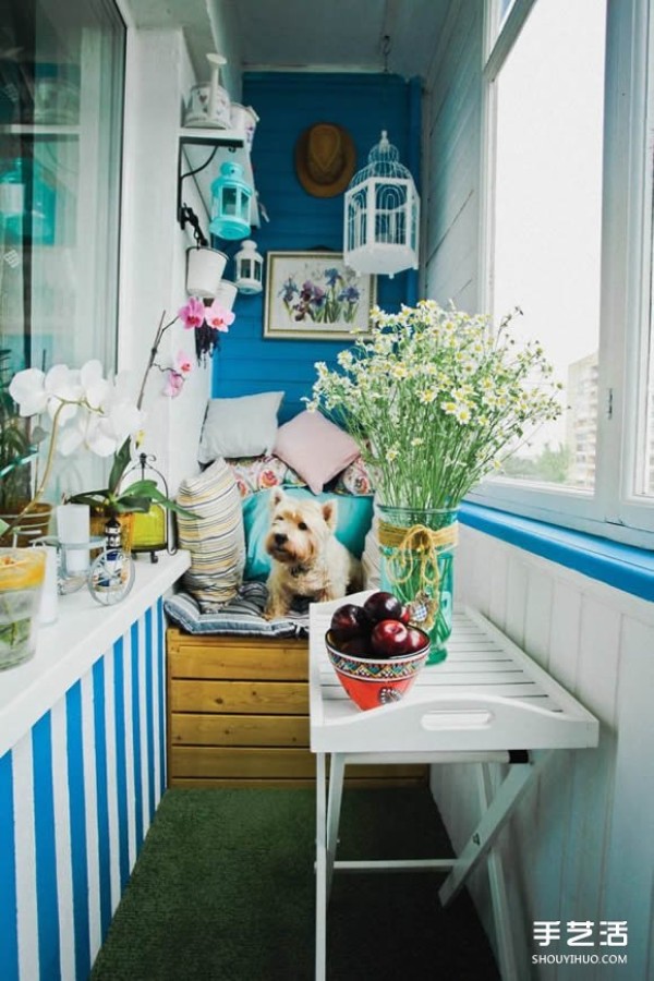 These simple little ideas for charming small balcony layout design are worth trying