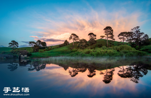 A shocking reflection photo of the same scenery on the water