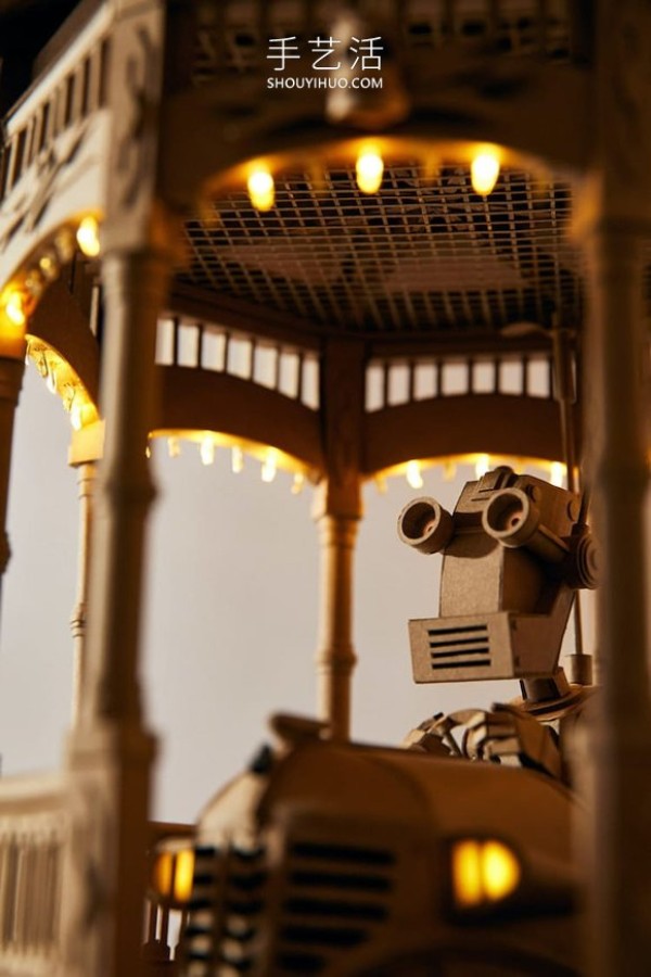 Incredible handmade cardboard robot, lifelike! 