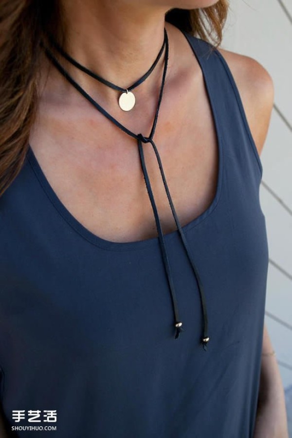 Delicate and simple DIY strap necklace can easily exude femininity