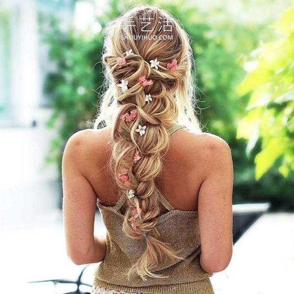 Swedish hairstylist DIYs beautiful braided hairstyles suitable for summer