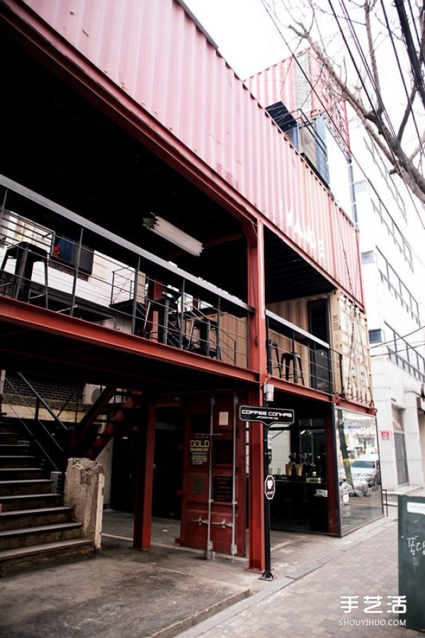 A high-end shopping mall transformed by stacking iron containers