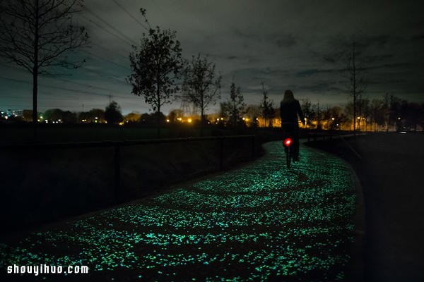 The bicycle path that looks like the bright night sky is incredibly romantic! 