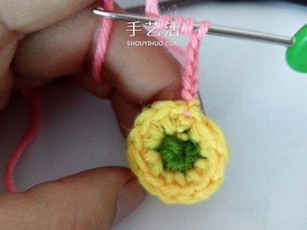 Illustration of crocheting a six-petaled flower with super cute little woolen flowers